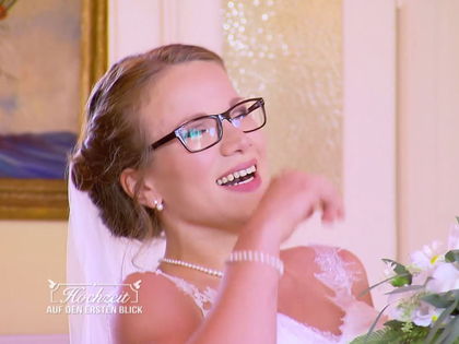 "Hochzeit auf den ersten Blick": Christina bricht beim Anblick von Julian in Gelächter aus - Skurrile Situation auf dem Standesamt