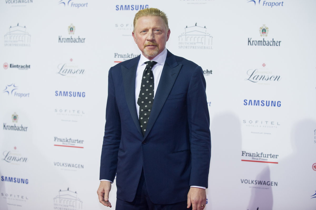 Boris Becker posiert vor einer weißen Wand