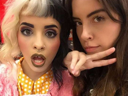 Melanie Martinez: US-„The Voice“-Kandidatin soll Freundin vergewaltigt haben - Timothy Heller schildert die Tat auf Twitter: „Ich wurde, ohne gefragt zu werden, mit einem Sexspielzeug penetriert“