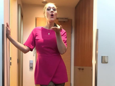 Whaaaat?!? Ist Ruth Moschner "zu dick und zu alt" für dieses kurze Kleid? - Nach Shitstorm: Klare Ansage an ihre Hater!