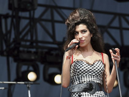 Spukt die tote Amy Winehouse als Geist? - "Sie kommt zu mir und sitzt auf meinem Bett": Heftige Behauptungen von Vater Mitch