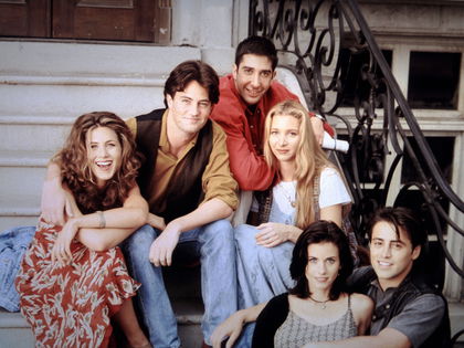 "Friends": So krass haben sich die Sitcom-Stars der 90er verändert - So sehen Matthew Perry, Lisa Kudrow, David Schwimmer und Co. heute aus
