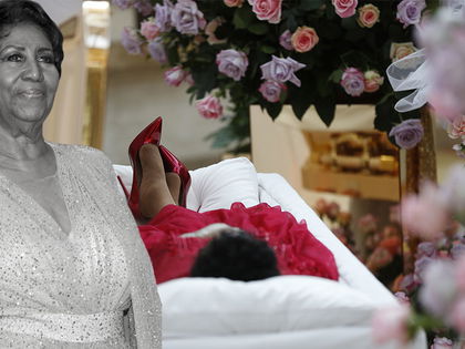 Aretha Franklin: Mit roten Lackpumps öffentlich aufgebahrt - In dieser Zeremonie nehmen Fans Abschied von der Soul-Diva