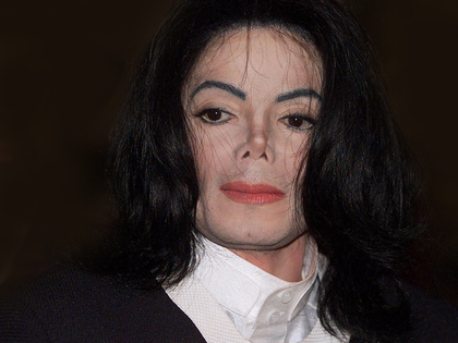 Michael Jackson: Die 5 größten Verschwörungstheorien - Vorgetäuschter Tod, chemische Kastration, abgefallene Nase