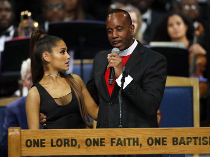 Ariana Grande: Busen-Grapscher vom Bischof! - Bei der Trauerfeier von Aretha Franklin kam es zum Eklat