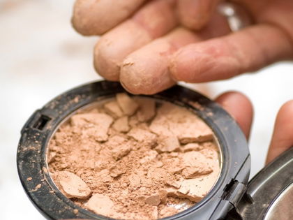 Puder zerbröselt: So rettest du dein Make-up - Kaputte Schminke muss nicht zwangsläufig im Müll landen