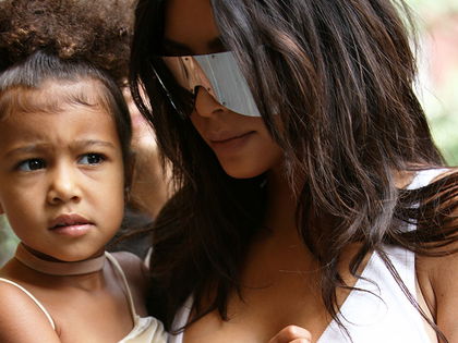 Kim Kardashian: Photoshop-Skandal! Ist ihr North zu dick? - Der Reality-TV-Star retuschierte das Bäuchlein seiner Tochter weg