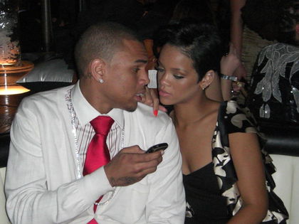 Drama um Chris Brown: Warum tust du dir das an, Rihanna? - Wie ein Insider verrät, hat das Ex-Paar immer noch regelmäßigen Kontakt