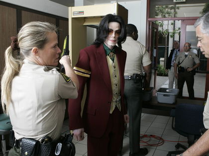 Michael Jackson: Ex-Geschworene behauptet „Er war schuldig“ - 2005 musste der King of Pop wegen Kindesmissbrauchs vor Gericht