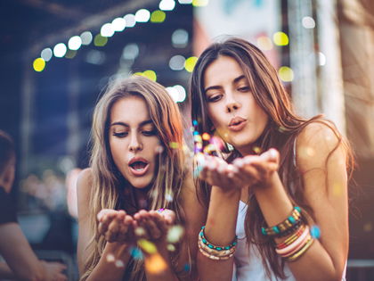 Festival 2022: Diese Beauty-Produkte gehören auf die Packliste - Topgepflegt beim Open-Air-Event