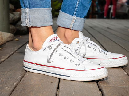 Weiße Sneaker: Der Trend-Schuh bekommt ein farbiges Update - Regenbogen-Details zieren diesen Sommer unsere Füße