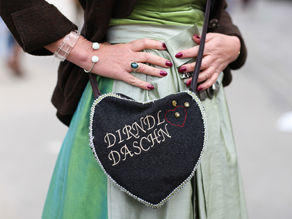 Oktoberfest 2023: Die passenden Schuhe und Taschen zu deinem Dirndl