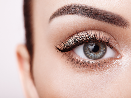 Wimpernserum ohne Hormone: Dieses CBD-Produkt ist super effektiv! - Längere und dichtere Wimpern dank CBD und Vitamin F