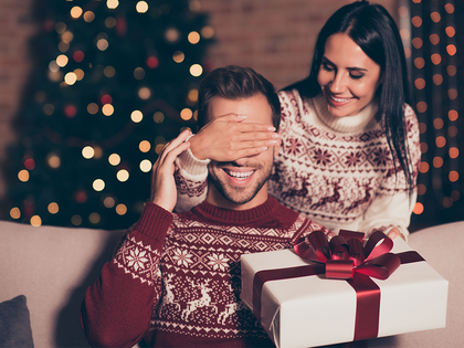 Weihnachten 2025: Die schönsten X-Mas-Geschenke für deinen Boyfriend