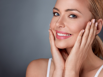 Foundation: Auf dieses Make-up schwören Frauen ab 40 - Pflegendes Serum-Make-up für einen strahlenden Teint