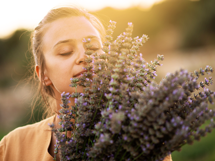 Anti-Aging: 8 Heilpflanzen, die jünger machen - Die wirkungsvollsten Kräuter, Gewürze und Beeren aus der Natur