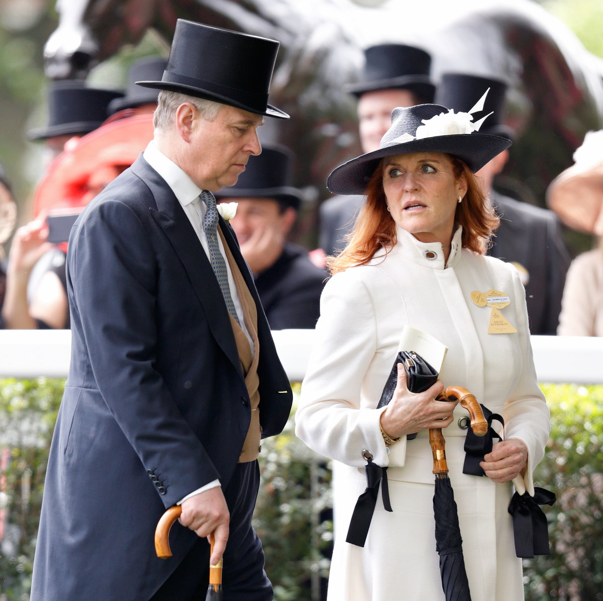 Prinz Andrew und Sarah Ferguson gehen nebeneinander.