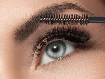 Lange & geschwungene Wimpern: Diese 7-Euro-Mascara ersetzt jedes Lifting