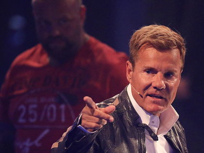 Dieter Bohlen: Er prügelt sich mit seinem Bodyguard! - Was ist bloß mit dem Poptitan los? So aggressiv schlägt er seinen Bodyguard zu Boden ...