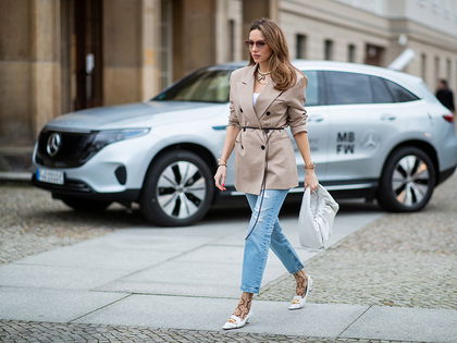 Jeans für Frauen ab 40: Dieses Modell schummelt schlanke Beine - Auf diese Hose setzen wir jetzt!