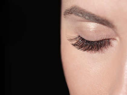 Gesunde Wimpern: Diese Drogerie-Mascara pflegt wie ein Serum - Vitamin B5 und Biotin nähren und stärken die empfindlichen Härchen