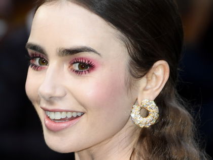 Lily Collins: Ihr Verlobter rettete ihr das Leben - Die Schauspielerin hatte mit schweren Problemen zu kämpfen