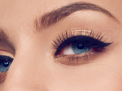 Falsche Wimpern: "Aqua Lashes" erobern das Netz - Ganz ohne Kleber! Wasseraktivierte Fake-Lashes