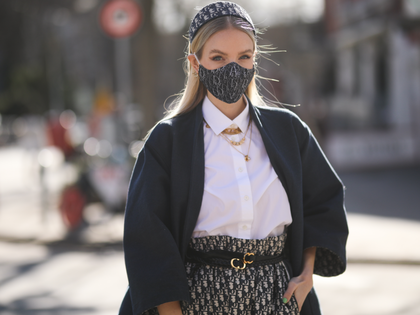 Make-up: Dieses Drogerie-Puder hält unter der Maske – ohne abzufärben! - Mit elastischer Mikro-Flex-Formel ohne Abfärben