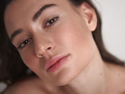 Foundation: Dieses Apotheken-Make-up ist super beliebt - Deckt zuverlässige Rötungen, Pigmentflecken & Akne ab