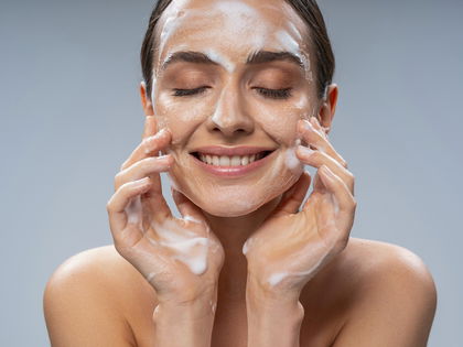 Unreine Haut: Dieser Drogerie-Cleanser bekämpft Pickel und Mitesser - Verfeinertes Hautbild dank Rosen- und Jasminextrakten