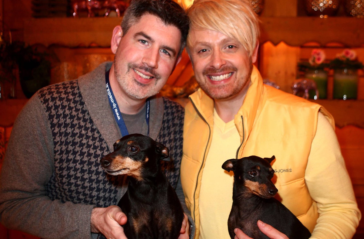 Ross Antony mit Paul Reeves lächeln in Kamera mit zwei Hunden