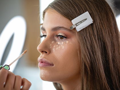 Augenpflege: Diese getönte Drogerie-Creme löst gleich 5 Hautprobleme - 5-in-1-Augen-Roll-On für strahlenden Blick