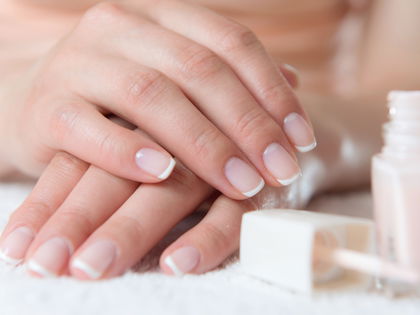 Nagellack-Trend: Mit diesem TikTok-Hack gelingen dir French Nails in 10 Sekunden - Dieses Tool erleichtert die Maniküre