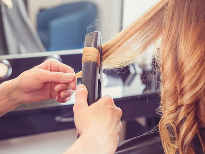 Locken mit Glätteisen: In 3 Schritten zu Traumwellen - So gelingt das Styling