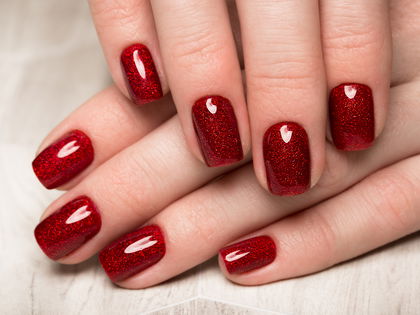 Nagellack-Trend: Diese Glitzer-Maniküre ist perfekt für Weihnachten - Für einen glamourösen Auftritt