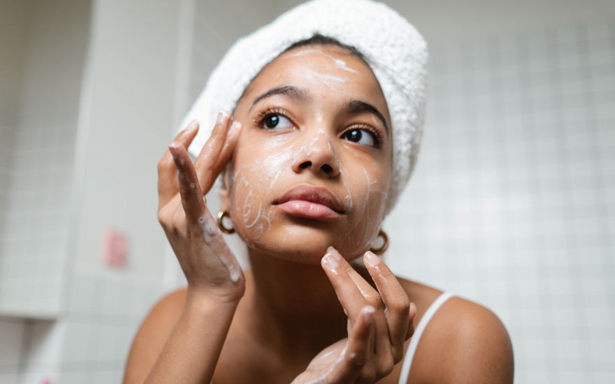 Hautpflege: Dieser Drogerie-Cleanser wirkt wie ein chemisches Peeling - Reinigung mit AHA und PHA
