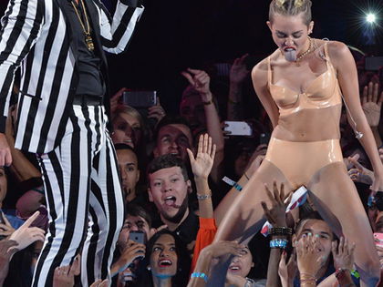 Miley Cyrus' VMA-Sex-Skandal - Alle Welt lacht über sie! - Spott & Häme im Netz: Stars und Fans reagieren belustigt bis entsetzt