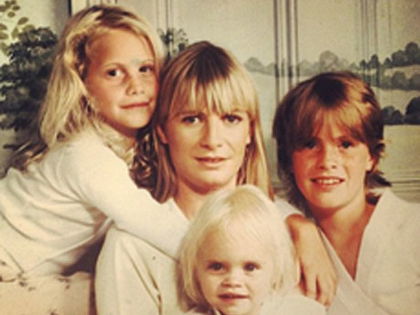 So sweet! Cara Delevingne postet Kinderfoto - So artig kennen wir das Model gar nicht
