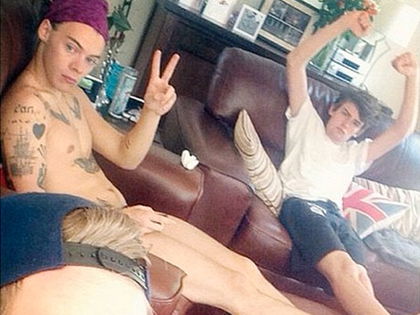 OMG! Harry Styles nackt - Der One Direction-Star zieht blank - Sein Cousin postet ihn beim Fernsehabend