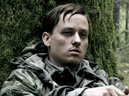 Tom Schilling -'Das Gewehr bekommt was Selbstverständliches' - Der 31-Jährige über seine Paraderolle im ZDF-Dreiteiler 'Unsere Mütter, unsere Väter'