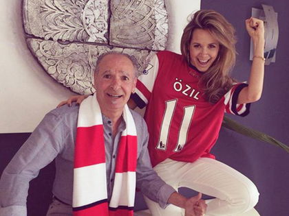 Mandy Capristo & ihr Papa bejubeln Mesut Özils Comeback - Vater Vittorio mit seiner Tochter in Arsenal-London-Kluft
