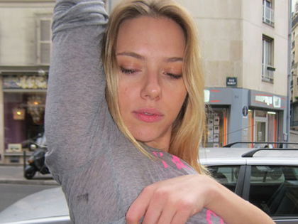 Scarlett Johansson zeigt ihr neues Tattoo - Ein Hufeisen verschönert nun ihren Körper