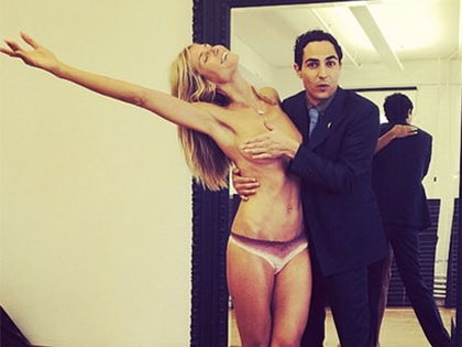 Peinlich! Nackte Heidi Klum lässt sich an Busen grapschen - Hat sie diese Fleisch-Zurschaustellung wirklich nötig?