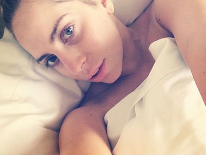 Ungeschminkt! Lady Gaga nackt und oben ohne im Bett - Die Exzentrikerin zeigt sich von ihrer verletzlichen Seite