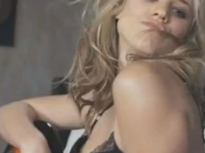 Larissa Marolt spielt halbnackt Gitarre - sexy Werbeclip - In Unterwäsche rastet die 'Dschungelcamp'-Kandidatin richtig aus!