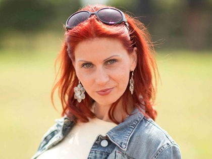 Unfall bei 'Reality Queens' - Bettie Ballhaus im Krankenhaus - Das Nacktmodell erleidet einen Innenmeniskus-Riss