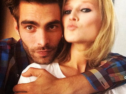 Sieh an, Leo! Toni Garrn kuschelt mit Jon Kortajarena fremd - Er nennt das Model sein 'Herz'
