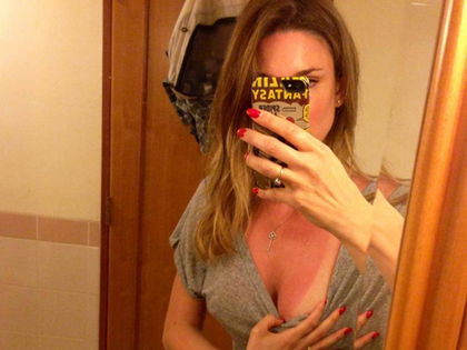 Claudelle Deckert zeigt ihre verbrannten Brüste - Schmerzhafter Sonnenbrand bei dem 'Unter Uns'-Star
