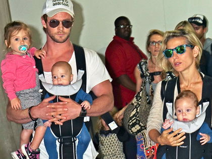 Babys an Bord - Chris Hemsworth & Elsa zeigen ihre Zwillinge - Mit Kind und Kegel am Flughafen