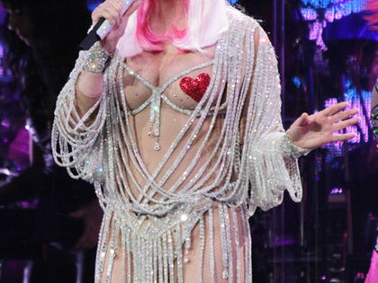 OMG! Cher halbnackt - Sie zeigt uns ihre Nippel-Pasties - Mit blanken Brüsten bei ihrem Konzert in Boston